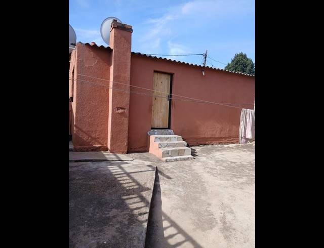 6 BEDROOM HOUSE FOR SALE IN DUBE